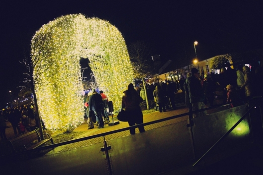 A főtér ünnepi díszben, a harmdaik gyertya készenlétben (Fotó: Rajki Judit)