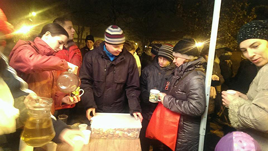 Gyorsan elfogyott a mintegy 80 liter teánk, sokaknak bögrébe önthettük, ami külön öröm