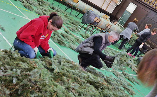 Ahogyan tavaly, úgy idén is a református iskola tornatermében végezzük el a munka egy részét 