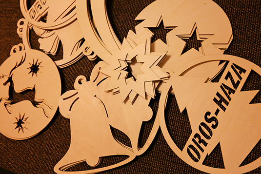 Az új díszeink, amit Tibi tervezett. Még nincsenek teljesen készen, de nekünk már most is nagyon tetszik. 