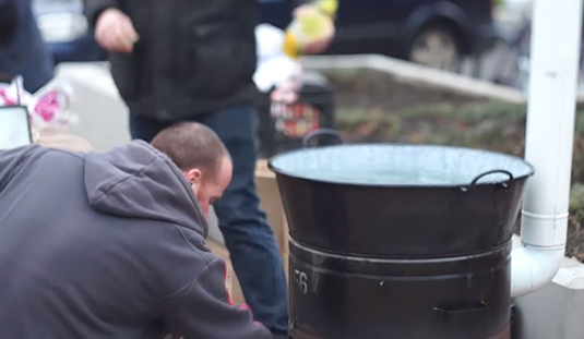 Ezúttal két üstben fő majd a tea, hozzátok a bögréteket 