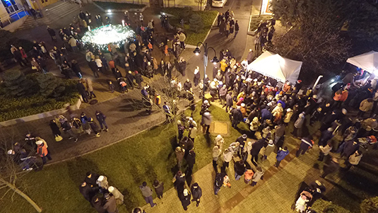 Gyülekezőa főtéren - a második vasárnap is gyertyagyújtás, ünnepi műsor és persze forró ital várta az adventezőket (Drónfotó: Hemző Csaba)