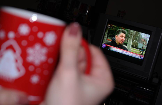 Pazar kompozíció: előtérben idei ünnepi bögrénk, a tévében pedig Melega Krisztián az M1-en az adventi programokról (Fotó: Kálmán László)