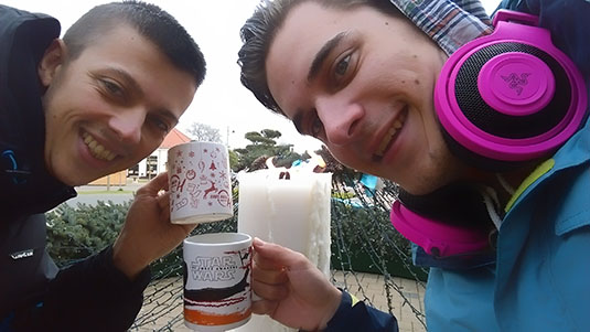 DJ és Deu nagyon lelkesen szelfiztek az adventi koszorúnál. Tegyétek meg ti is, aztán küldjétek a fotókat.