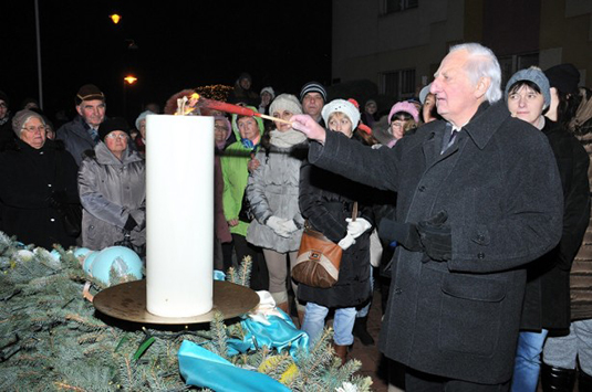 Koszorús Oszkár utat mutató és erőt adó gondolatai után gyertyát gyújtott Fotó: OrosCafe/Rajki Judit (az OrosCafé galériájáért klikk)