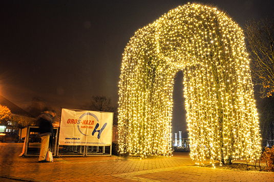 Ünnepi fényben Orosháza főtere. Nekünk tetszik. (Fotó: OrosCafe.hu/Rajki Judit)