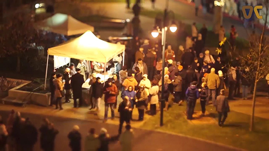 A gyertyagyújtásokat sok munka előzi meg, de öröm ezzel foglalkozni 