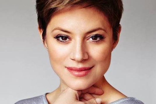 Szinetár Dóra énekesnő a második adventi vasárnapon lép fel Orosházán (Forrás: Facebook/Szinetár)