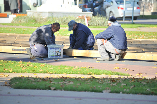 Már épül a 2010 négyzetméteres korcsolyapálya (Fotó: OrosCafe/Rajki Judit)